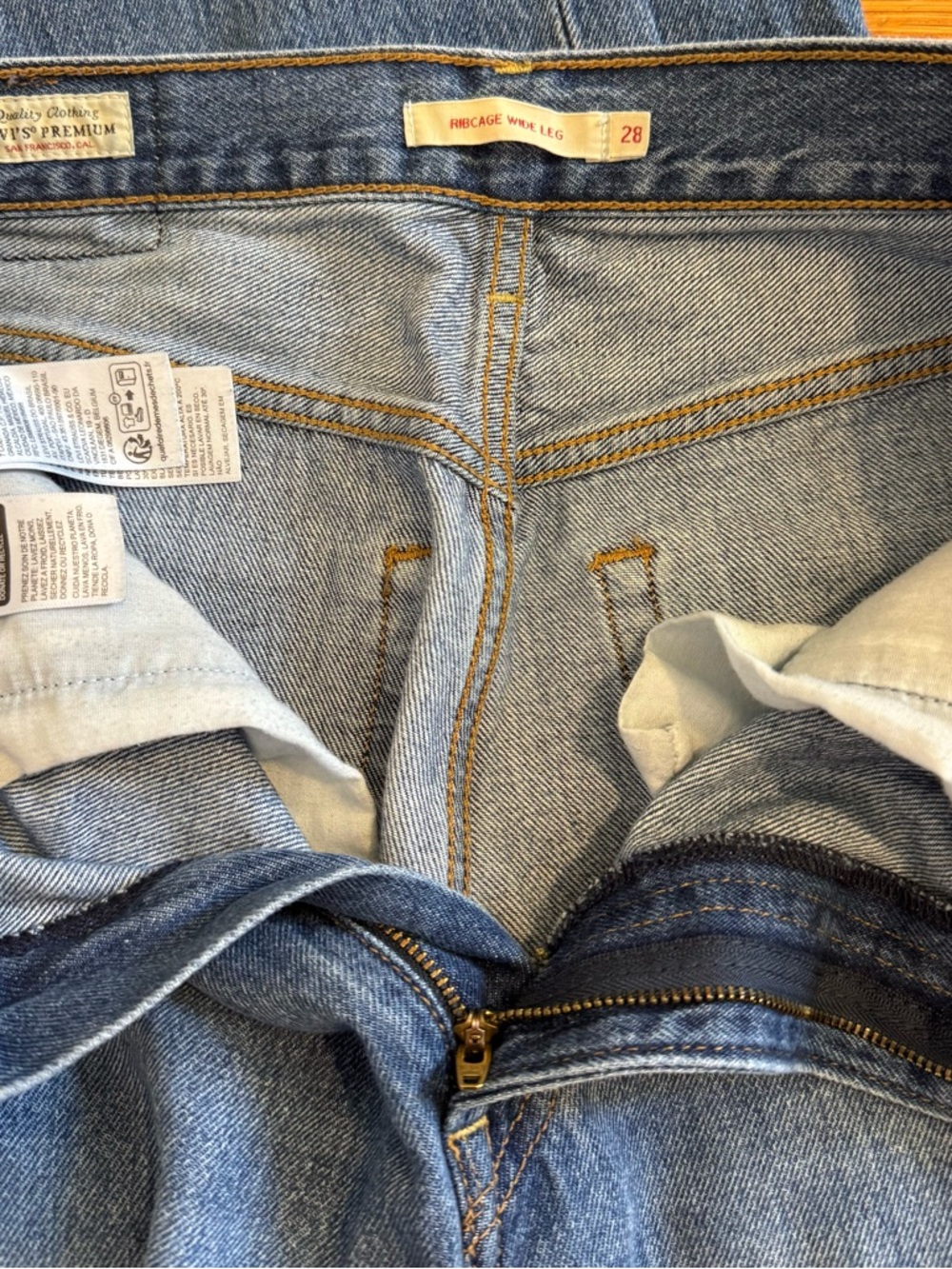 Levi’s Ribcage Wide Leg Medium Wash Size 28 - Picture 3 of 3